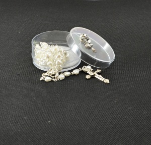 Růženec z Jabloneckých skleněných perliček: bílá srdíčka se stříbrným ketlováním