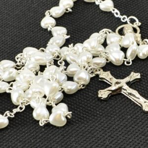 Růženec z Jabloneckých skleněných perliček: bílá perleťová srdíčka se stříbrným ketlováním