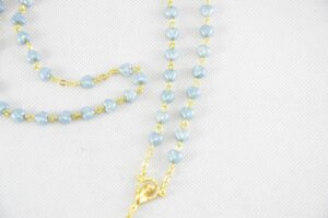 Růženec z Jabloneckých skleněných perliček: blankytně modrá srdíčka se zlatavým ketlováním