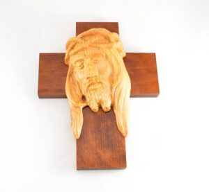 Kříž s hlavou Krista – kombinace dvou druhů dřeva – 27 cm
