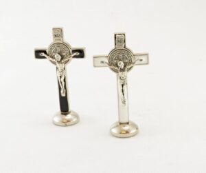 Malý křížek s medailí sv. Benedikta – s magnetickým/nalepovacím podstavečkem