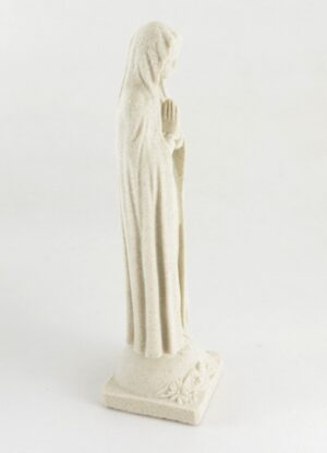 Soška Panny Marie – lepený pískovec bílo šedý (22 cm)