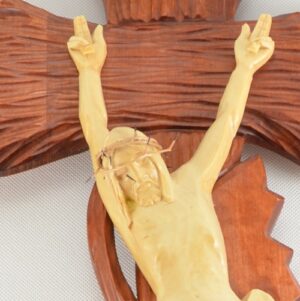 Režbářský “selský” kříž s vyřezávanou figurou Krista – 67 cm