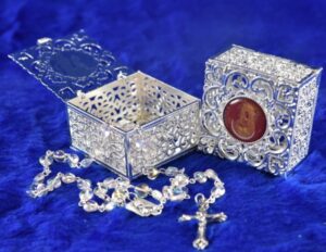 Krabička na růženec – kovová s epoxidovou čočkou a obrázkem P. Marie