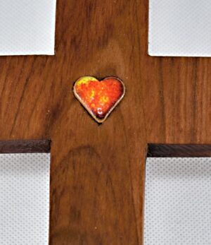 Kříž ze švestkového dřeva se vsazeným srdcem
