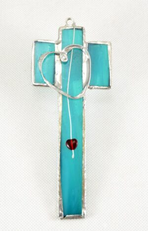 Křížek z opálového skla – modrý průsvitný, s granátem 13 cm