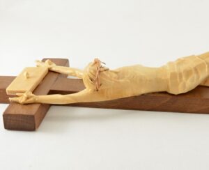 Kříž řezbářský s vyřezávanou figurou, typ “Myslbek” – 42 cm