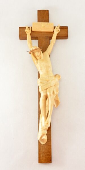 Kříž řezbářský s vyřezávanou figurou – 42 cm