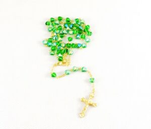 Růženec z Jabloneckých skleněných perliček: smaragdová srdíčka se zlatavým ketlováním