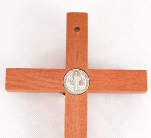 Prostý dřevěný kříž – s medailí sv. Benedikta (chrání před zlem) (26 cm)