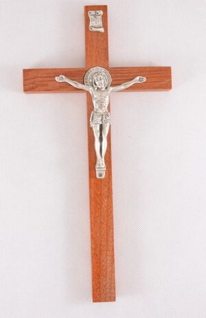 Prostý dřevěný kříž – s medailí sv. Benedikta (chrání před zlem) (26 cm)