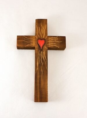Kříž z lipového dřeva s keramickým srdcem, zdobený mořením