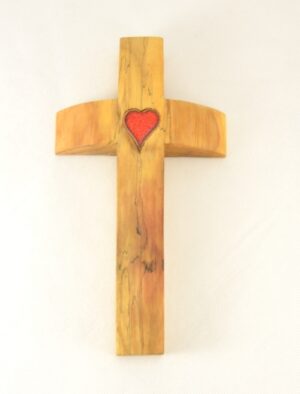Kříž z ořechového dřeva s keramickým srdcem, konický
