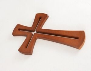 Křížek prořezávaný s rozšířenými rameny (menší, 18 cm)