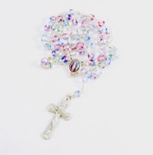 Růženec z Jabloneckých skleněných perliček: duhové broušené perličky s medailonem P. Marie
